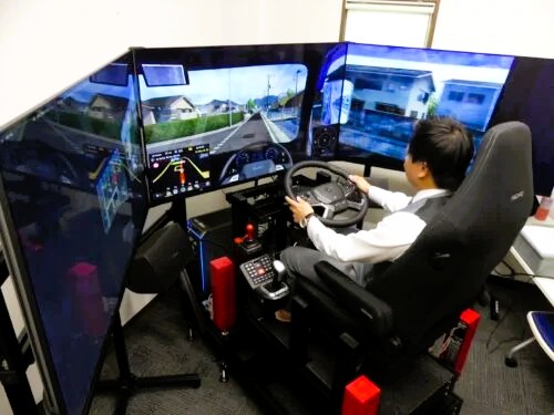 ［物流ニッポン］岡田商運、最新の運転シミュレーター導入　事故3割減めざす